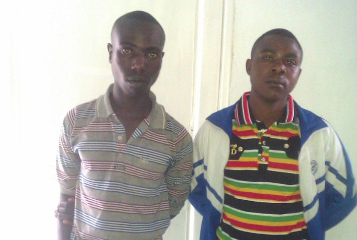 Manirakiza (ibumoso) ari kumwe n