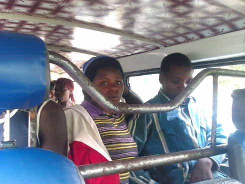 Mapendo ari mu modoka n'umugore we bagiye mu kigo cyakira abavuye ku rugerero i Mutobo.