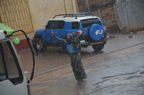 Uyu mugore wari warirukanwe mu mujyi wa Kamembe yagarutse; ubu nta natinya imvura.