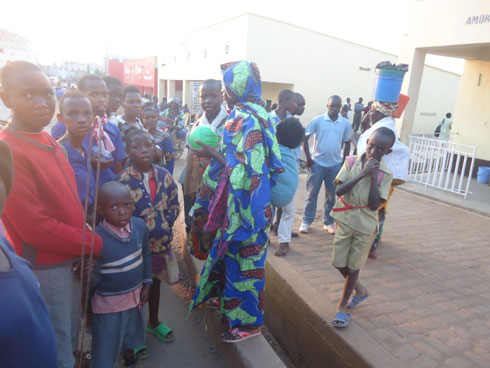 Mariya arimo kubwiriza abana bakiri bato.