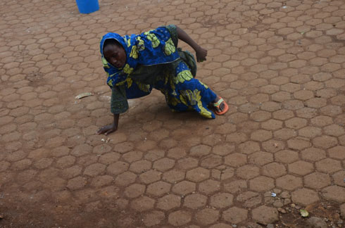 Uyu mugore ukomoka mu Burundi yiritwa mu karere ka Rusizi abwiriza abantu ngo nibihane.