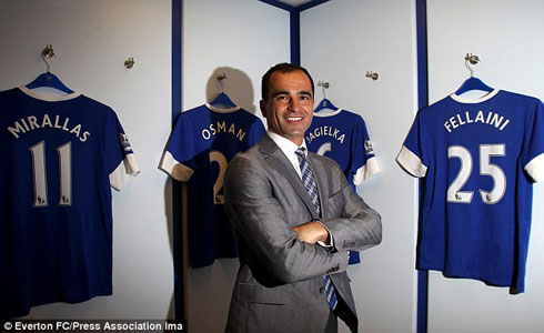 Martinez yishimiye kwifotoreza ku myenda ya bamwe mu bakinnyi azajya atoza muri Everton.