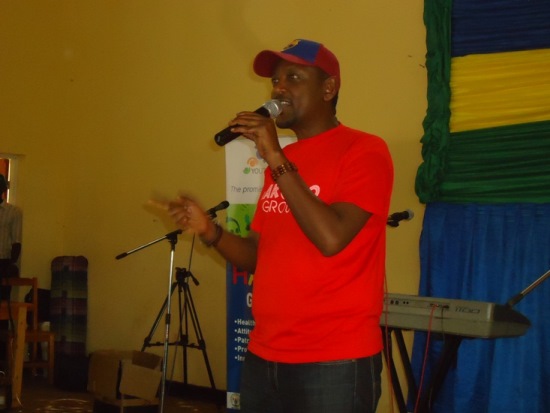 Massamba yashimishijwe no kumva abantu b'i Kayonza bazi indirimbo ze.