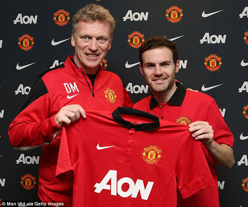 Mata ari kumwe n'umutoza David Moyes, yifotoranya umwambaro wa Manchester United.