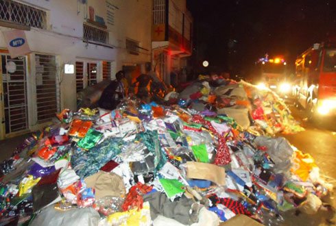 Abacuruzi bakikije aharimo gushya basohoye ibintu, bararana nabyo hanze.