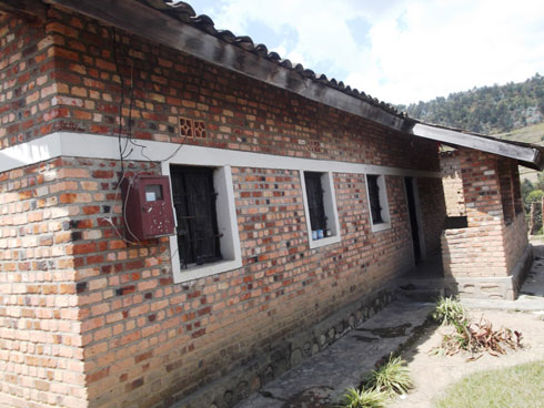 Mathias abana mu nzu n