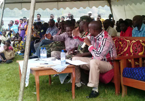 Mayor Kayumba, Col Murenzi na Visi Mayor Hakizimana barimo kugerageza gusobanukirwa n'ikibazo cy'umuturage.