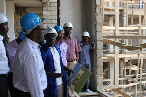 Mayor Ndayisaba yerekwa aho inyubako z