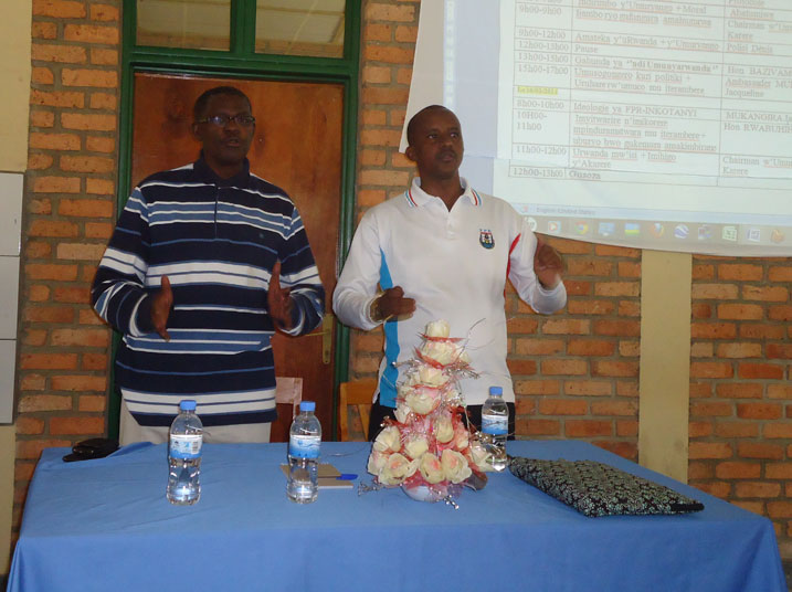 Ambasaderi Polisi Denis hamwe n'umuyobozi w'akarere ka Karongi mu gutangiza amahugurwa.