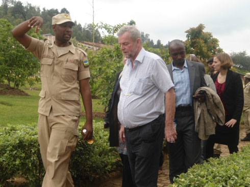 Mbabazi Innocent umuyobozi wa gereza ya Nyanza atambagiza intumwa za UN.