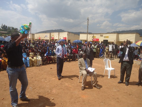 Mbanjineza yicaye ku Ntebe mu nteko y'abaturage, maze bapfundura umutsama nk'ishimwe rikwiye Intore yesheje imihigo.