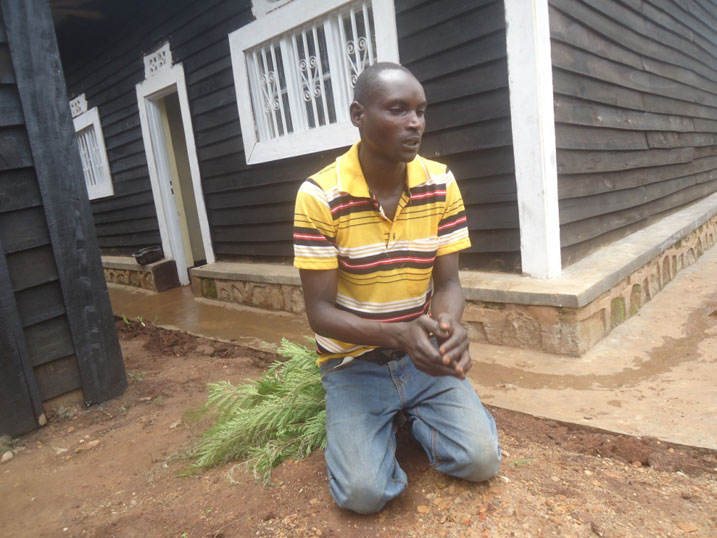 Mbarushimana Enock ashimira Leta y'ubumwe bw'Abanyarwanda yamukuye aho yararanaga n'itungo rye ikamwubakira inzu.