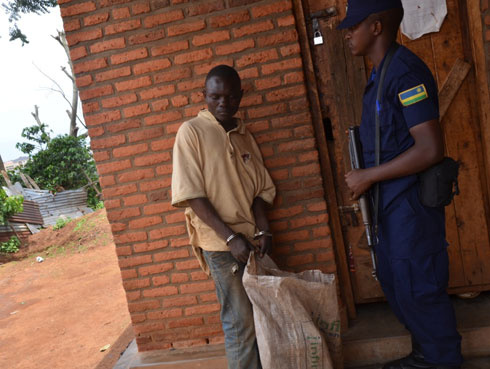 Mbarushimana Innocent yafatanywe umufuka wuzuye ibikoresho yibye n