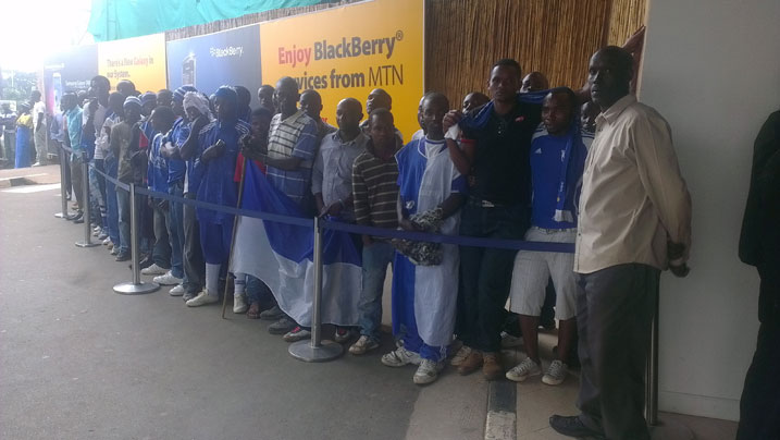 Mbere y'uko abakinnyi basohoka, abafana bari babategerezanyije amatsiko.