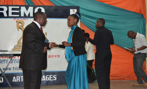 Mbere y'uko avuga ijambo Guverineri Bosenibamwe yabanje gusaba indirimbo DJ indirimbo ya Zouk maze arawukata.