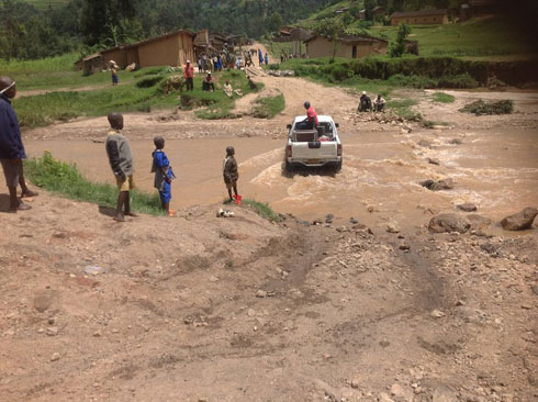 Mbere y'uko iri teme ritangira kubakwa imodoka nazo zabaga ubwato zigeze kuri Rwondo.