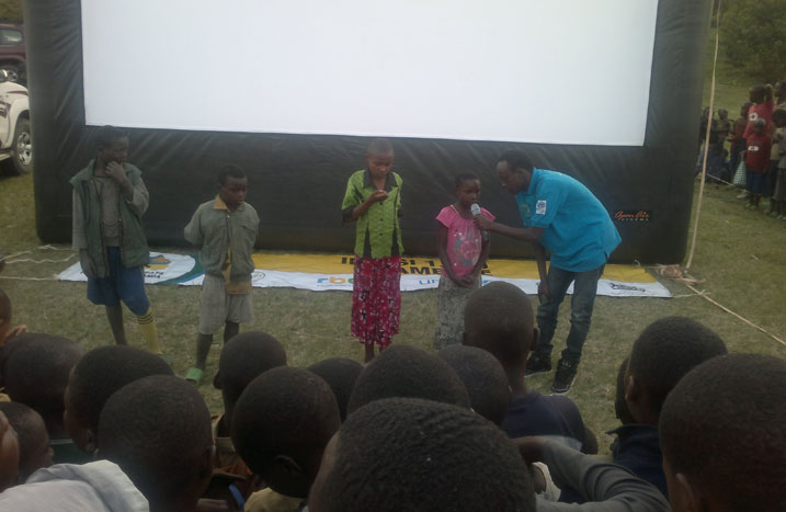 Mbere y'uko umukino utangira abakozi ba MINISANTE n'aba UNICEF babanje kwigisha abaturage kurwanya imirire mibi mu bana.