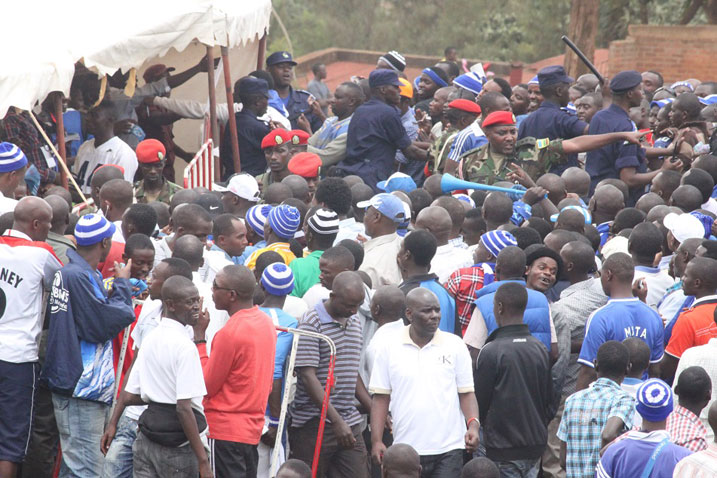 Mbere y'umukino abafana bashakaga kwinjira bari benshi bisaba abapolisi ndetse n'abasirikari kubashyira ku murongo.