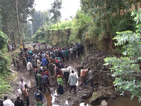 Mbere yo kuganira, habanje umuganda n'abaturage wo gusibura imirwanyasuri.