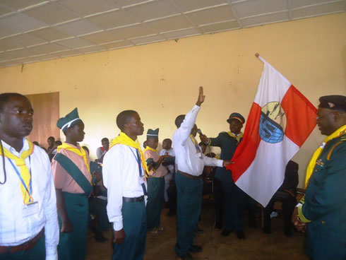 Mbere yo kwambara umwambaro w'Aba-Chef Guides, babanje gusezerana bafashe ku ibendera rya JA.