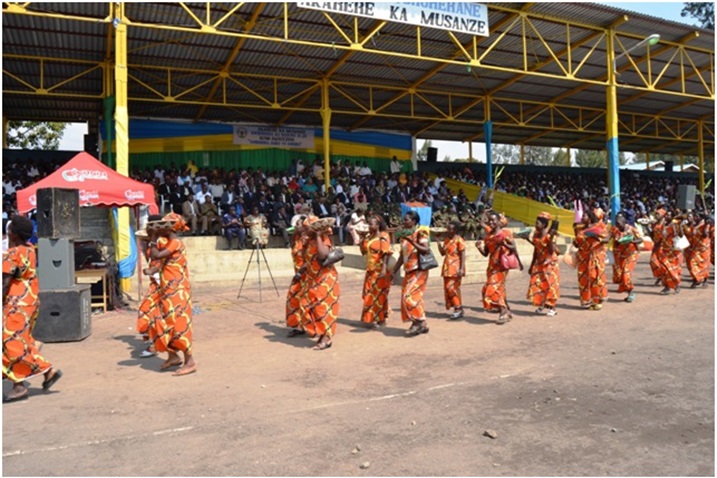 Mbere y'ibirori nyirizina, abantu batandukanye bakoze akarasisi.
