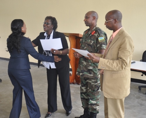 Mbere yo gutaha bahawe impamyabushobozi.