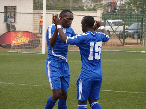 Meddie Kagere watsinze igitego cya mbere cya Rayon Sport yishimana na Ndatimana Robert wambaye numero 15 ari nawe wamuhereje umupira.