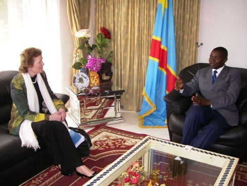 Merry Robinson hamwe na Guverineri wa Kivu y'amajyaruguru baganira ku mutekano w'iyi ntara.