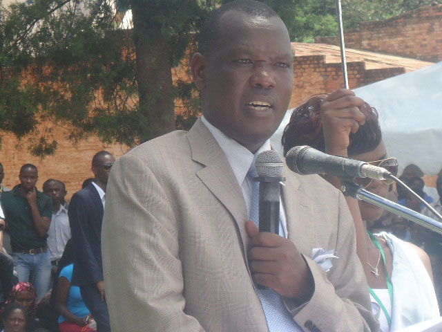 Meya Eugene Kayiranga Muzuka ashishikariza Abanyehuye batarariha imitungo bangije muri Jenoside gukora uko bashoboye kose bakayiriha.