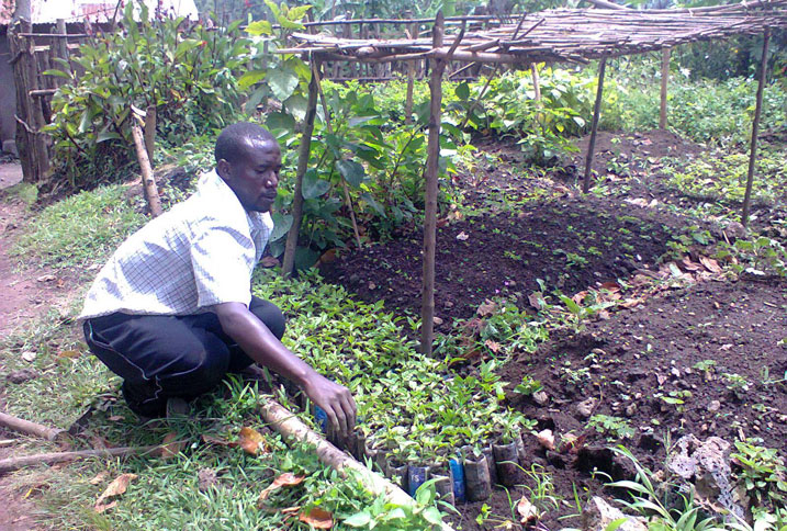 Mfitumukiza ari gutunganya umurima we atuburiramo imboga, imbuto, indabyo ndetse n