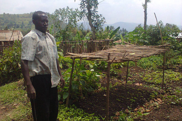 Mfitumukiza avuga ko yihangiye uwo murimo nyuma yo kumara imyaka ine ari umushomeri. Ngo amafaranga akuramo amurihira muri kaminuza.