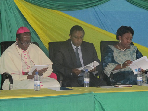 Musenyeri Smaragde uyobora Diyoseze ya Kabgayi, Minisitiri w'uburezi, Dr Vincent Biruta n'umuyobozi w'akarere ka Muhanga, Yvonne Mutakwasuku.