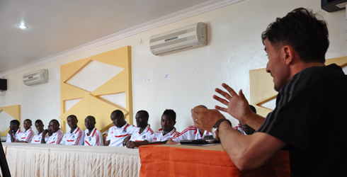 Nyuma yo gukina na Libya, Umutoza w