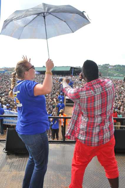 Mico yazanye n'umuzungukazi kuri stage.