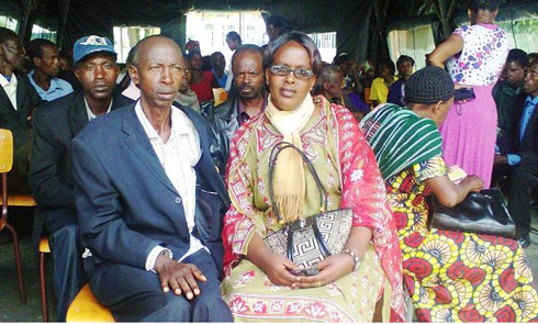 Bamwe mu baje kwivuza barokokeye mu Bisesero: Ukwigize Jean na Mukamudenge Charlotte. 