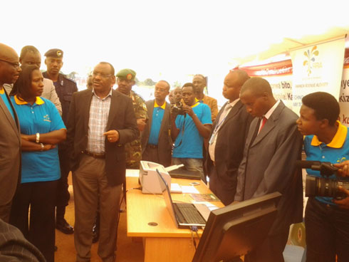 Minisitiri Gatete Claver na Guverineri w'intara y'iburasirazuba berekwa zimwe mu mashini zikoreshwa mu kwishyura imisoro.