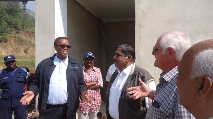 Min w'ibikorwa remezo Prof Rwakabamba, S.E Isumbingabo E. Francoise n'abashinzwe imirimo y'urugomero.