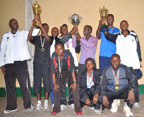 Abakinnyi ba MINADEF bishimira ibikombe n