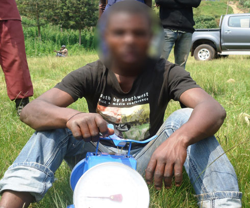 Uyu musore yibye umunzani afatwa agiye kuwugurisha. (Foto:L. Nshimiyimana)