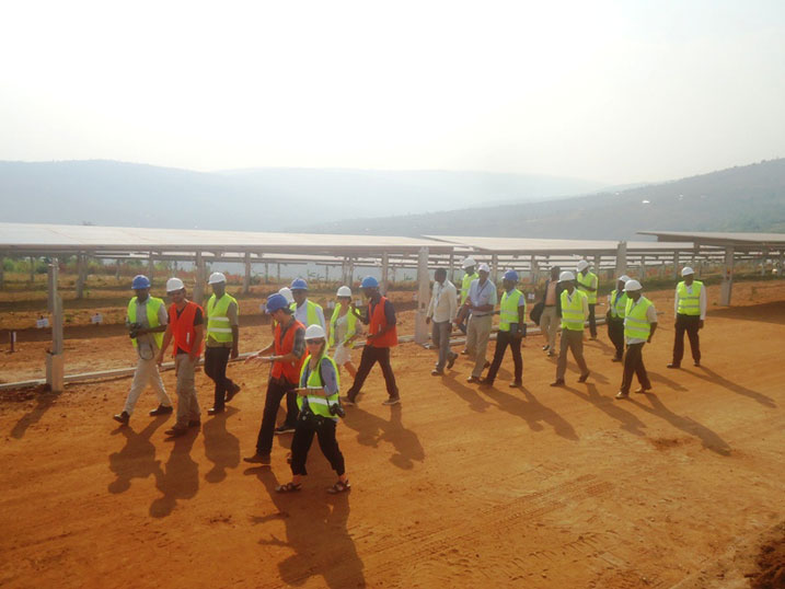 Minisiteri y'Ibikorwa Remezo na EWSA barebaga aho imirimo y'uru ruganda igeze.