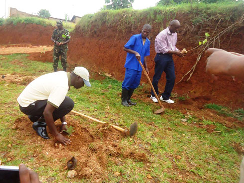 Minisiti Kamanzi Stanislas, ubwo yateraga igiti ku muhanda wa kaburimbo ukorwa mu karere ka Nyamasheke.