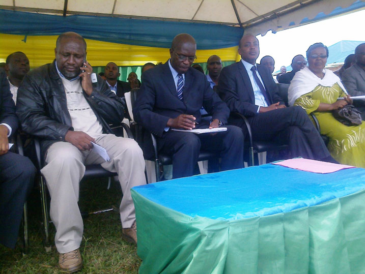 Minisitiri Anastase Murekezi (hagati) hamwe n