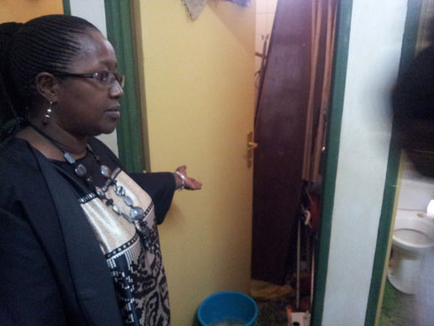 Minisitiri Binagwaho agaragaza ahari umwanda atishimiye.