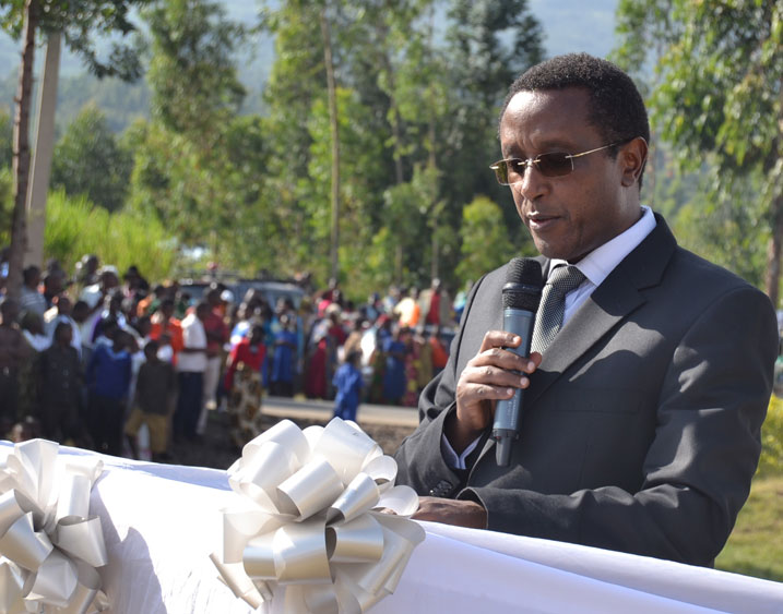 Minisitiri Biruta yabwiye Abanyaburera ko Urumuri Rutazima rugomba kubayobora mu nzira yo kwiyubaka.