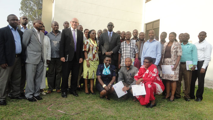 Minisitiri Busingye yafatanye ifoto y'urwibutso n'abahuguwe bose.