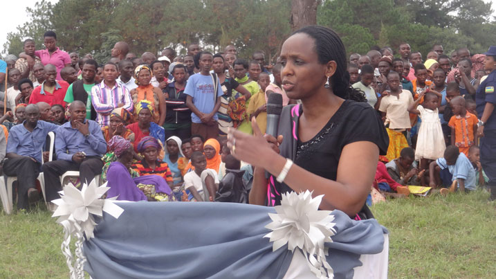 Minisitiri Dr Agnes Karibata ageza ijambo ku bitabiriye kwakira urumuri rutazima mu karere ka Kirehe.