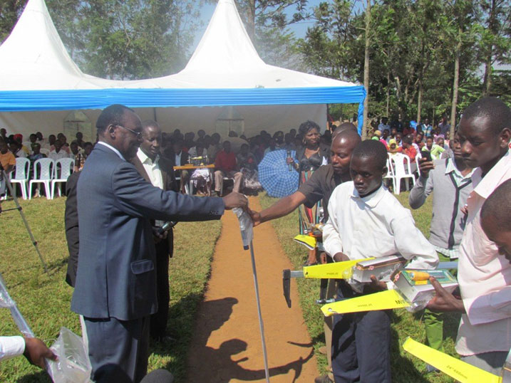 Minisitiri Francois Kanimba ashyikiriza urubyiruko ibikoresho bizarufasha mu kwihangira imirimo.