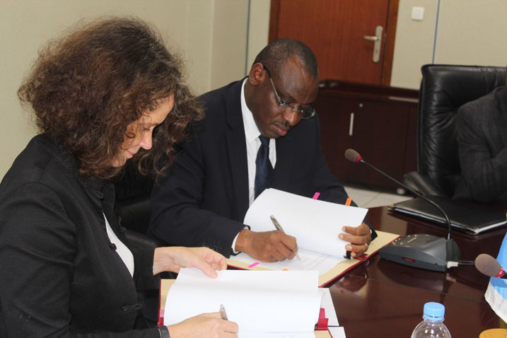 Minisitiri Gatete Clever asinyana amasezerano y'inkunga n'uhagarariye Banki y'Isi mu Rwanda.