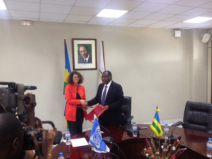 Minisitiri Gatete ahererekanya impapuro z