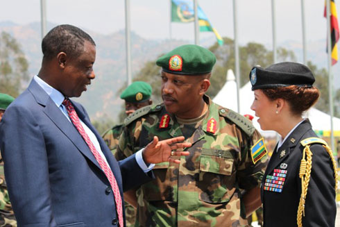 Minisitiri Gen Kabarebe, Gen Nyamvumba n'uhagarariye igisirikare cy'Amerika mu Rwanda.